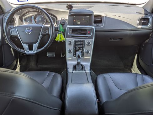 Used 2017 Volvo S60 T5 Inscription image 9