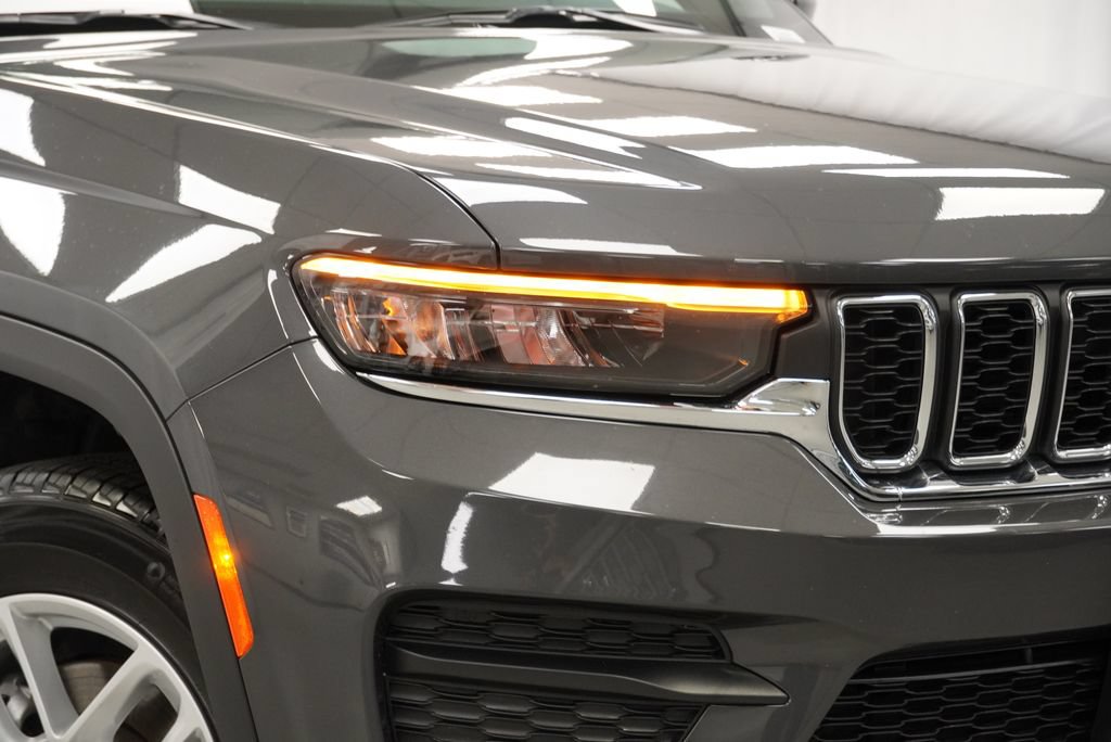 Certified 2025 Jeep Grand Cherokee Laredo X AWD/4WD image 9