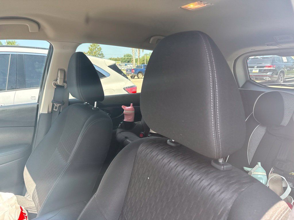 Used 2018 Nissan Rogue SV FWD image 3
