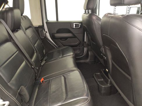 Used 2018 Jeep Wrangler Unlimited Sahara AWD/4WD image 19