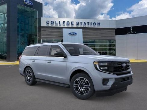 New 2025 Ford Expedition Active image 7