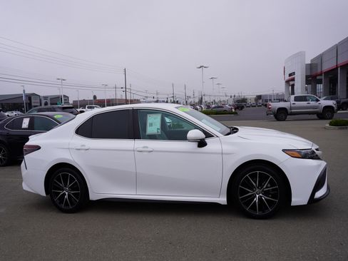 Used 2023 Toyota Camry SE image 4