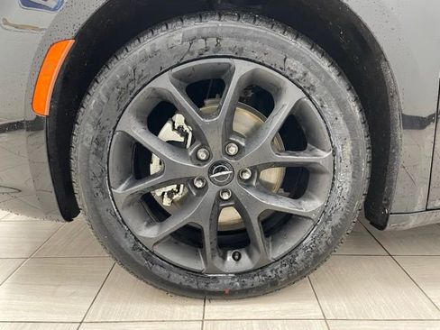 Used 2023 Chrysler Pacifica Limited w/ Uconnect Theater Family Group image 7