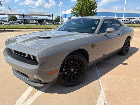 Used 2019 Dodge Challenger SXT RWD image 1