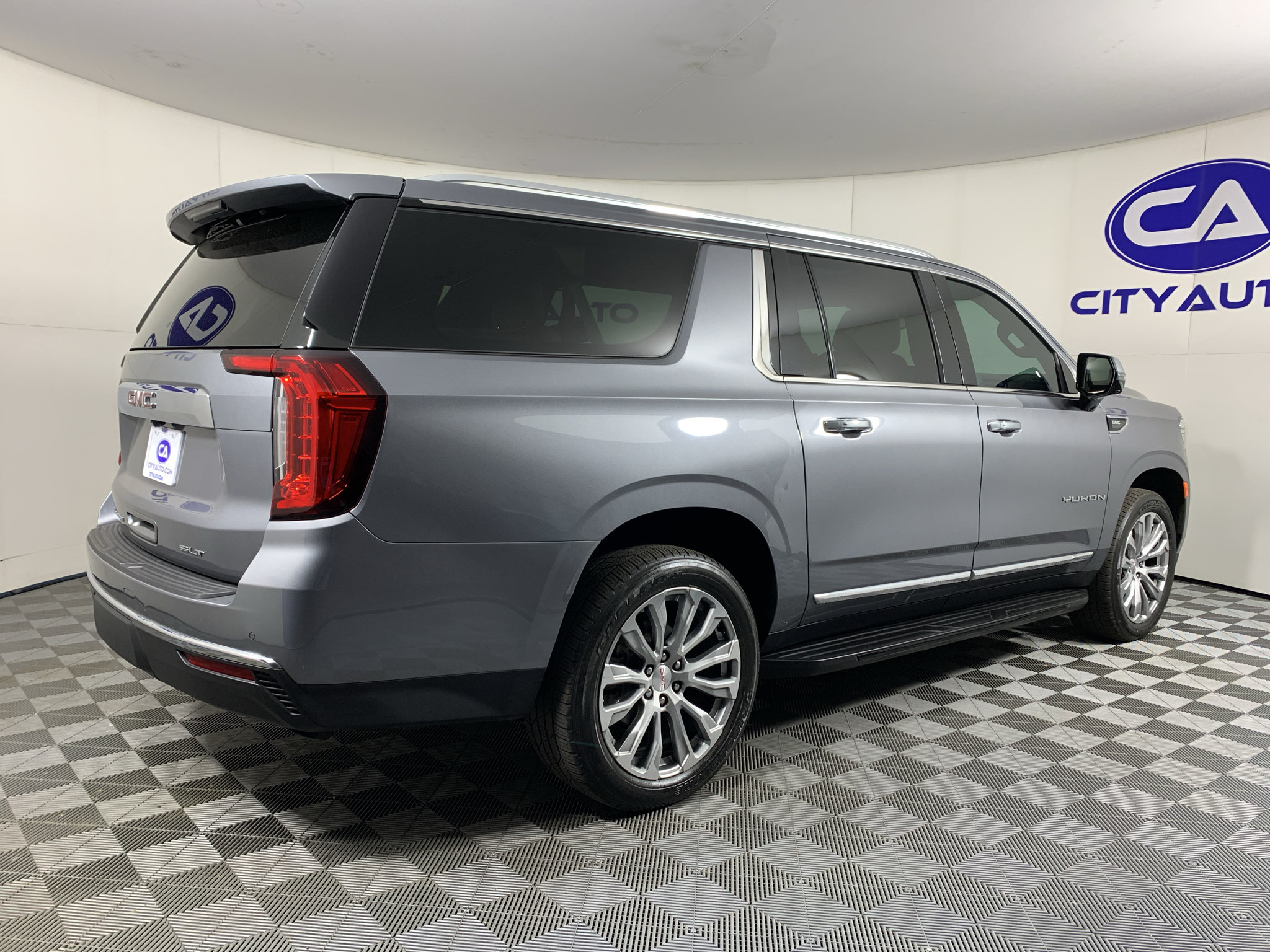 Used 2022 GMC Yukon XL SLT w/ SLT Premium Package AWD/4WD image 3