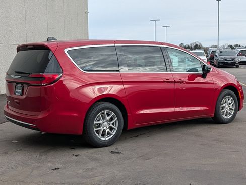 New 2026 Chrysler Pacifica Select image 2