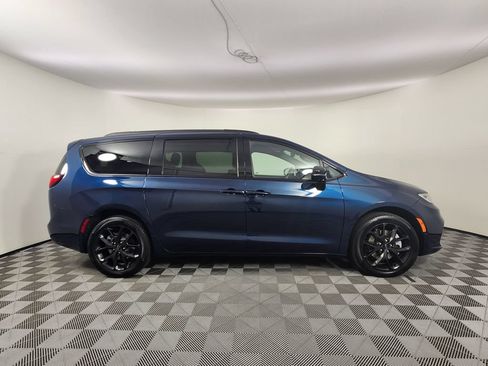 Used 2025 Chrysler Pacifica Limited AWD/4WD image 6