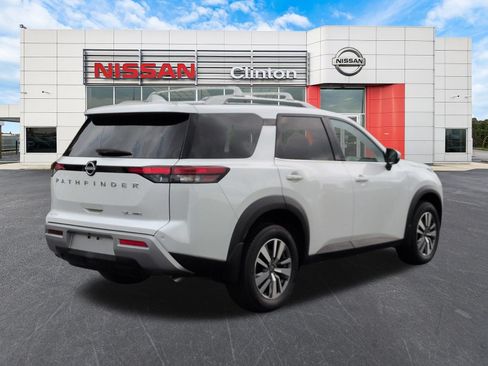 Used 2025 Nissan Pathfinder SL AWD/4WD image 3