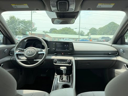 Used 2022 Hyundai Elantra SEL FWD image 14