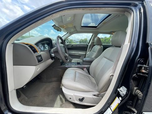 Used 2010 Chrysler 300 Touring RWD image 22