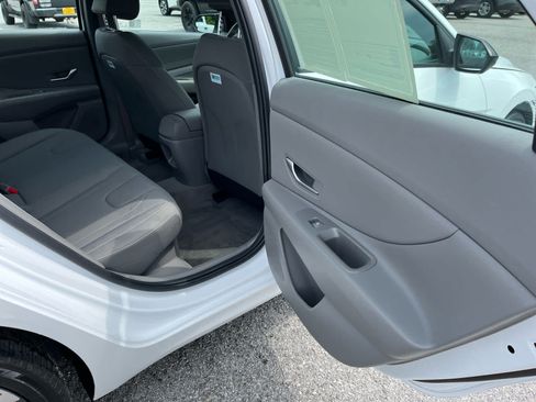 Used 2025 Hyundai Elantra SEL FWD image 27