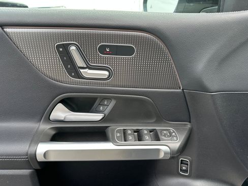 Used 2021 Mercedes-Benz GLB 250 4MATIC image 29