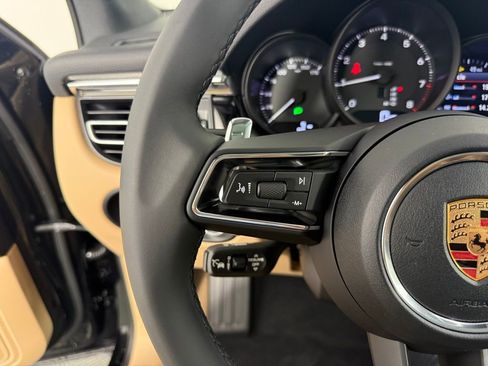 Certified 2025 Porsche Macan image 31