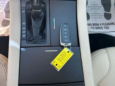Used 2016 Ford Taurus Limited FWD image 17