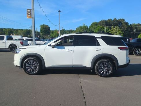 Used 2022 Nissan Pathfinder SV AWD/4WD image 10
