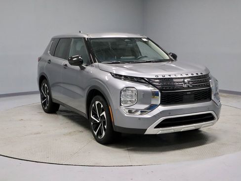 Used 2022 Mitsubishi Outlander SE image 1