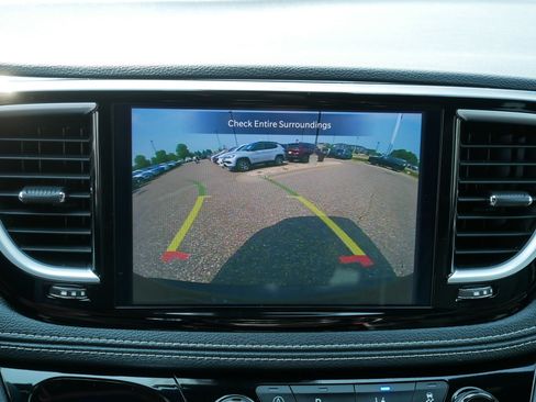 Used 2025 Chrysler Pacifica Limited FWD image 27
