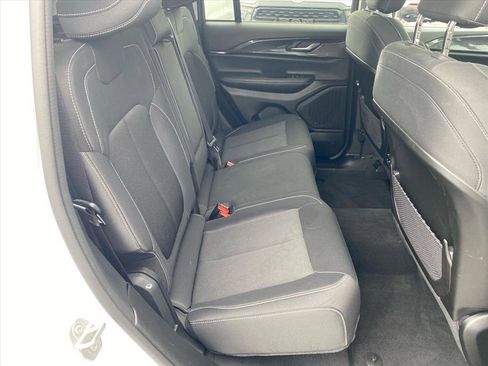 Used 2023 Jeep Grand Cherokee Laredo AWD/4WD image 22