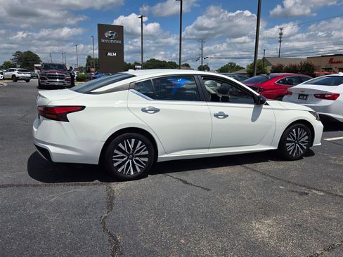 Used 2025 Nissan Altima 2.5 SV FWD image 13