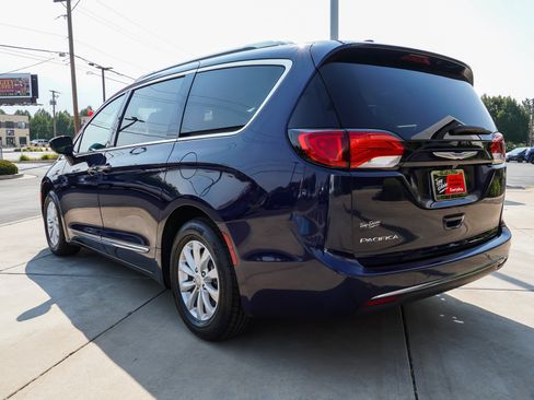 Used 2018 Chrysler Pacifica Touring-L FWD image 6