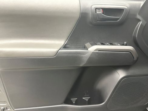 Used 2022 Toyota Tacoma SR5 AWD/4WD image 9