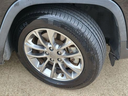 Used 2019 Jeep Cherokee Latitude Plus w/ Comfort/Convenience Group FWD image 31