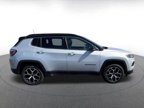 Used 2025 Jeep Compass Limited image 15