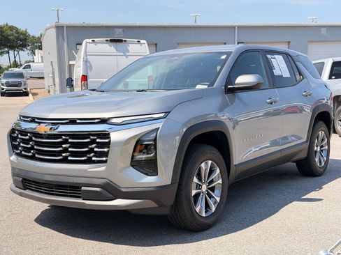 Used 2025 Chevrolet Equinox LT FWD image 7