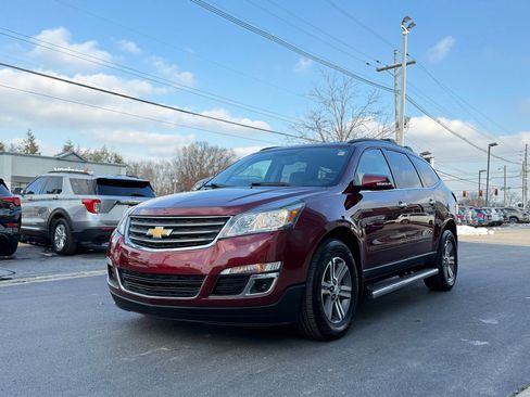 Used 2017 Chevrolet Traverse LT image 2