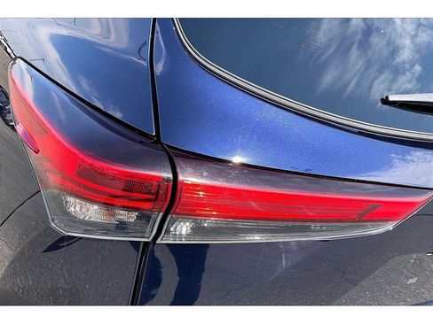Used 2021 Toyota Highlander XLE AWD/4WD image 32