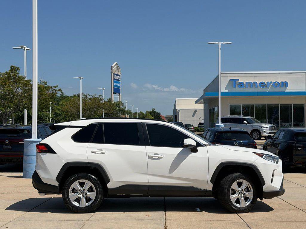 Used 2021 Toyota RAV4 XLE w/ Convenience Package FWD image 4