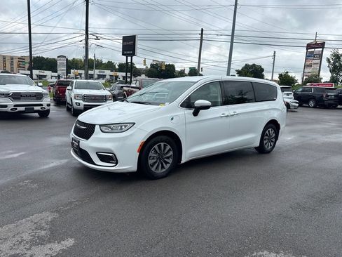 Used 2023 Chrysler Pacifica Touring-L FWD image 3