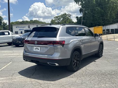 Used 2025 Volkswagen Atlas SE w/ Panoramic Sunroof Package FWD image 7