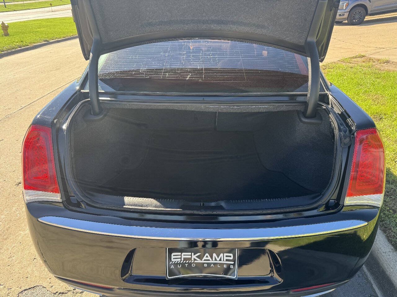 Used 2018 Chrysler 300 Limited AWD/4WD image 10