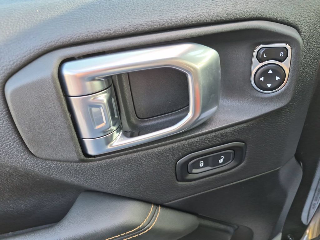Used 2026 Jeep Wrangler Unlimited Sahara AWD/4WD image 11