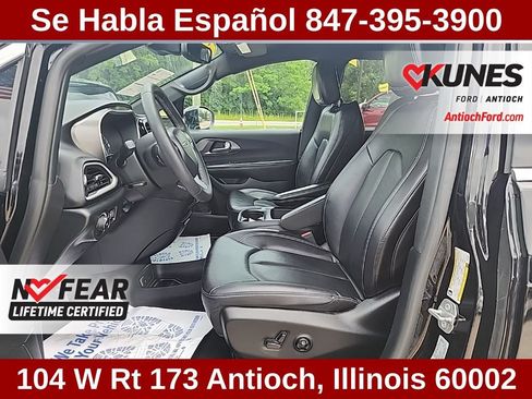 Used 2025 Chrysler Pacifica Select FWD image 22