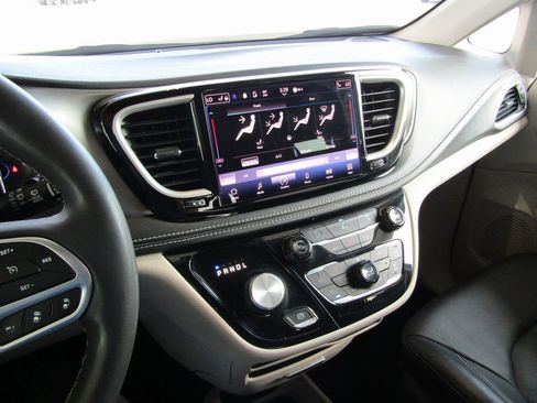 Used 2022 Chrysler Pacifica Touring-L image 28