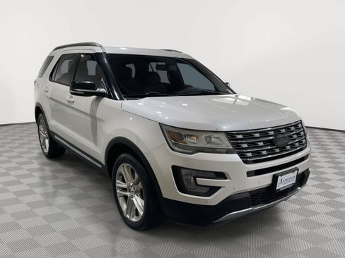 Used 2017 Ford Explorer XLT w/ Equipment Group 202A AWD/4WD image 5