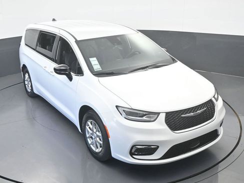 New 2026 Chrysler Pacifica Select image 52