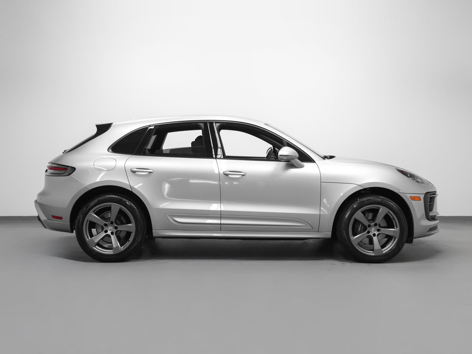 Certified 2023 Porsche Macan AWD/4WD image 13