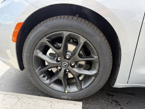 New 2026 Chrysler Pacifica Limited image 11