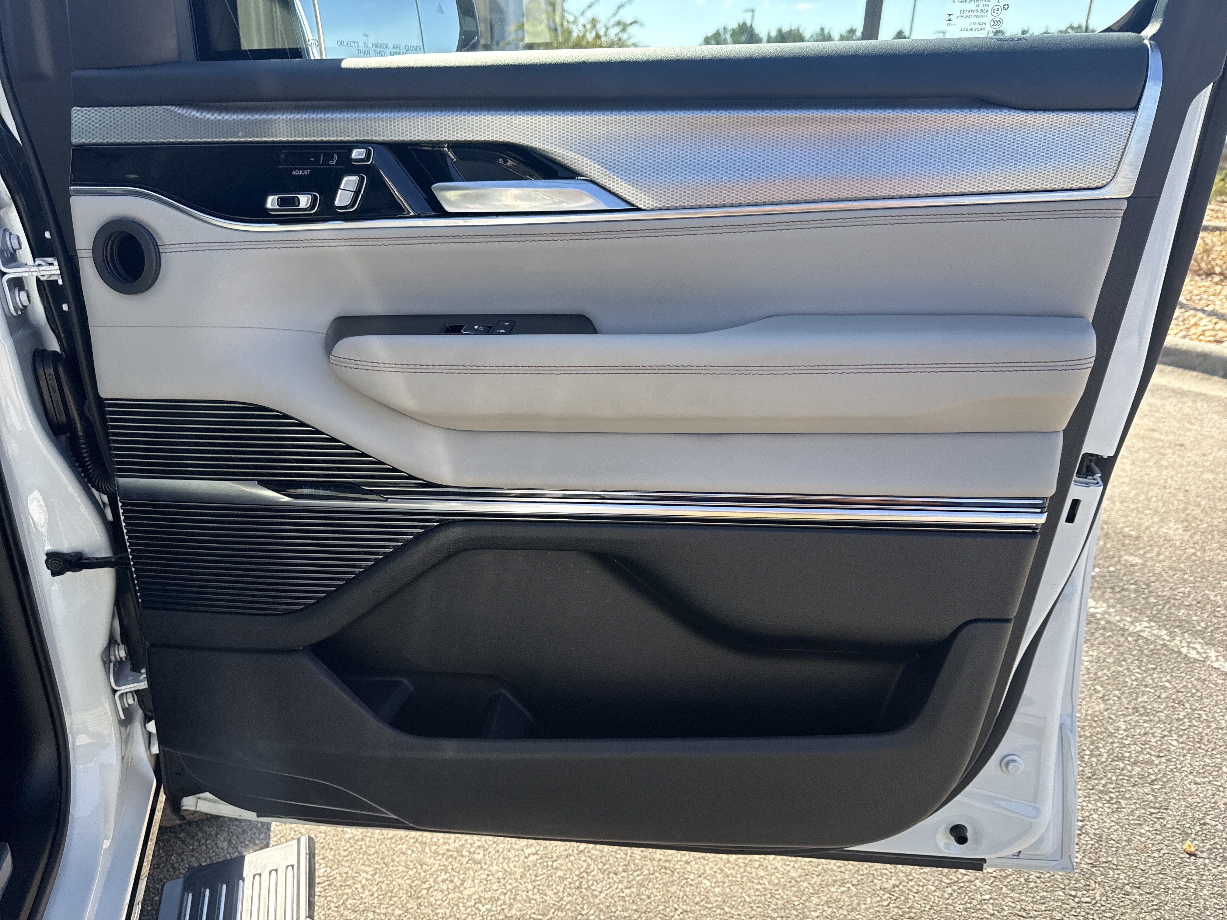 Used 2023 Jeep Grand Wagoneer 4WD image 18
