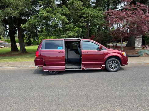 Used 2017 Dodge Grand Caravan SXT FWD image 4