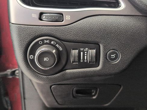 Used 2019 Jeep Cherokee Limited w/ Luxury Group AWD/4WD image 10