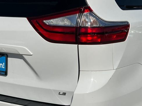 Used 2017 Toyota Sienna LE image 28