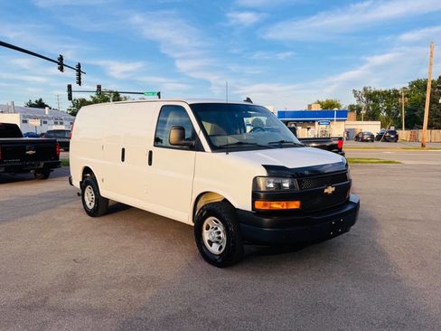 Used 2018 Chevrolet Express 3500 w/ Driver Convenience Package RWD image 3