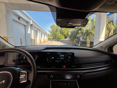 Used 2026 Kia Carnival FWD image 36
