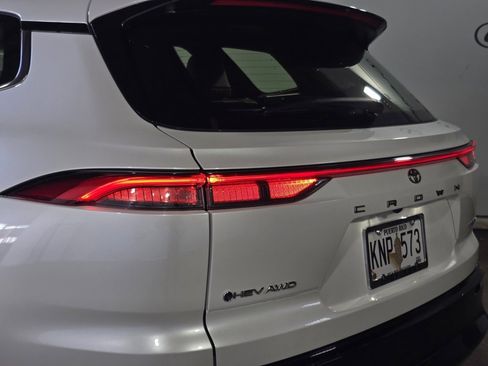 Used 2025 Toyota Crown Signia XLE image 10