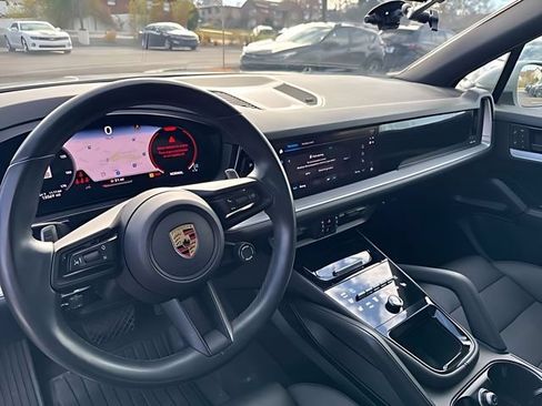 Used 2024 Porsche Cayenne w/ Premium Package AWD/4WD image 18