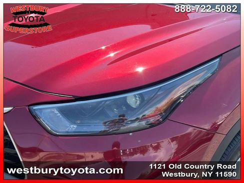 Used 2023 Toyota Highlander LE AWD/4WD image 12